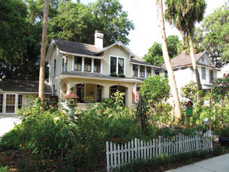 Nicki Forde continues a Florida cottage-gardening tradition.  Photo by Ana Eire