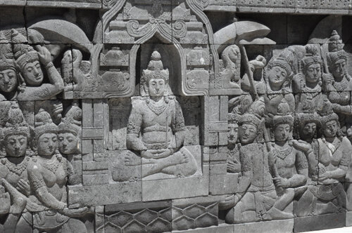 The centerpiece of the garden is a hand-carved relief wall of Indonesian design.    Photo by Tom Hewitt